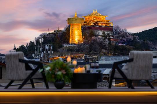 潮凡·云顶观岚丨供氧设计师观景民宿(独克宗古城大佛寺转经筒)图片