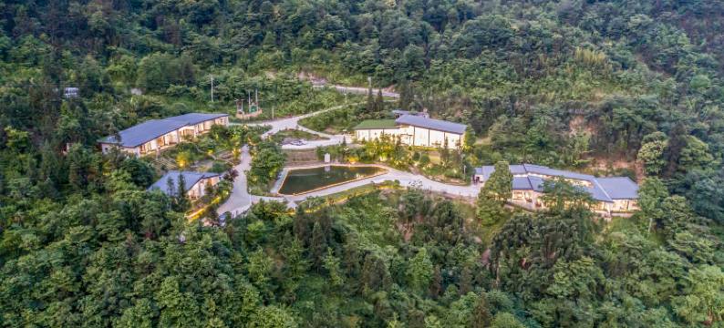 峨眉山荷叶云上私汤民宿图片