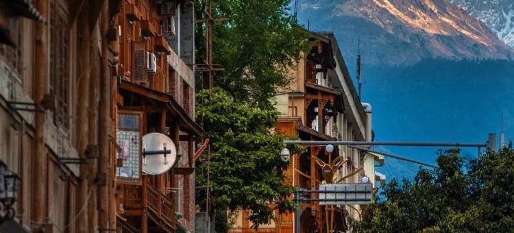 海上云来酒店(磨西镇海螺沟冰川森林公园游客中心店)图片