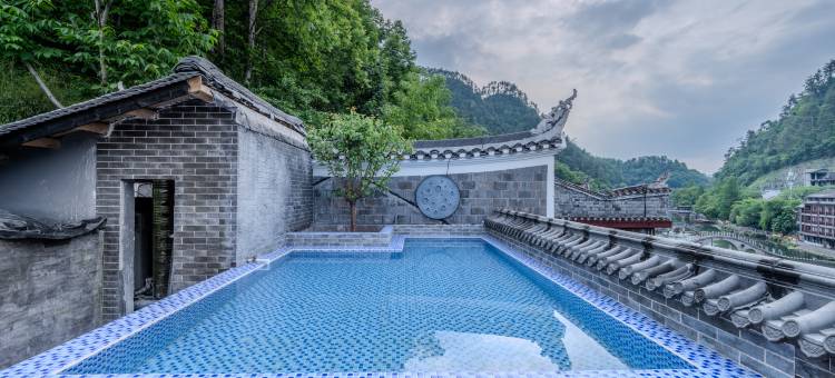 凤凰一泉江景·古桥云影·禅意设计师度假美宿(凤凰古城沱江店)图片