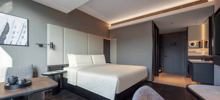 张家界国家森林公园标志门亚朵酒店图片