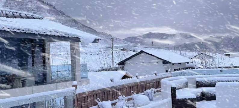 云孚里云宿·冶勒湖畔私汤民宿(冕宁冶勒湖店)图片