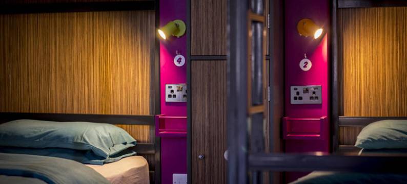 踢屁屁草市场-仅限18岁以上入住(Kick Ass Grassmarket (18+))图片