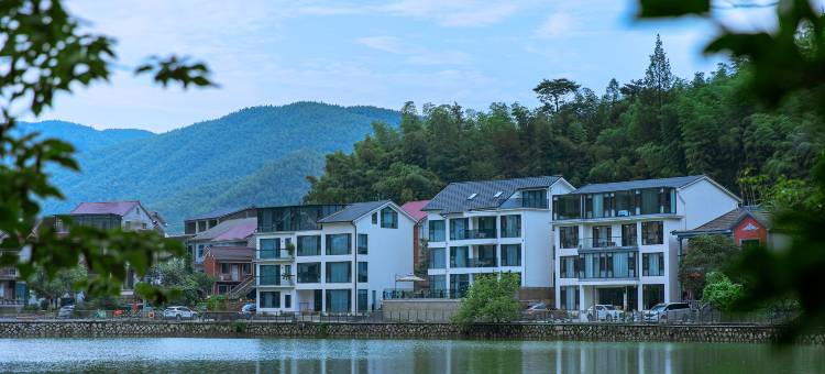 依湖一庭180°智能湖畔观景民宿(云上草原安吉云下秘境景区店)图片