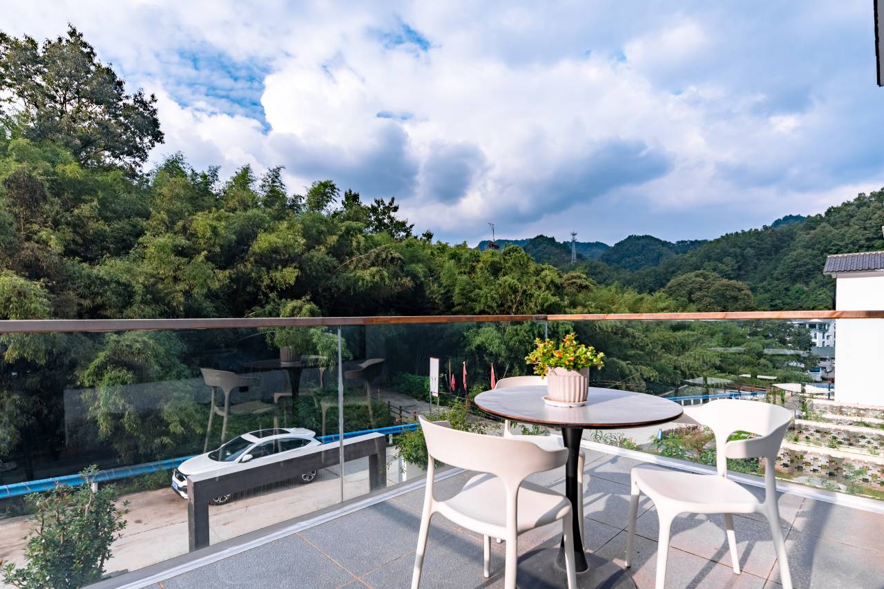 花筑·凤鸾台温泉民宿(老君山云景索道店)图片
