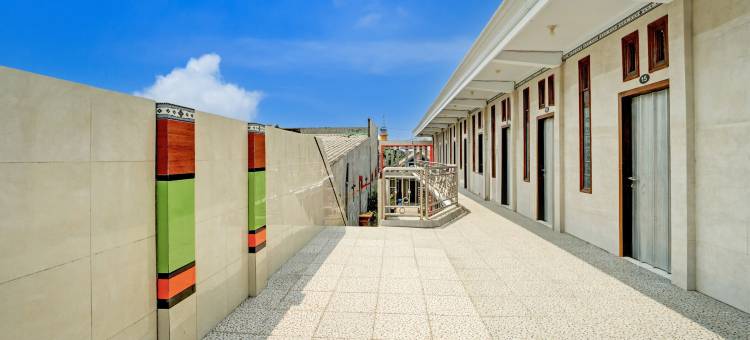 印度尼西亚SPOT ON 93149 Karman's Sari 1家庭式清真酒店(Spot on 93149 Karman's Sari 1 Homestay Syariah)图片