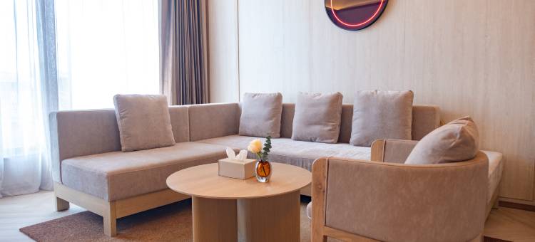 兴义万峰林机场高铁南站桔子水晶酒店图片