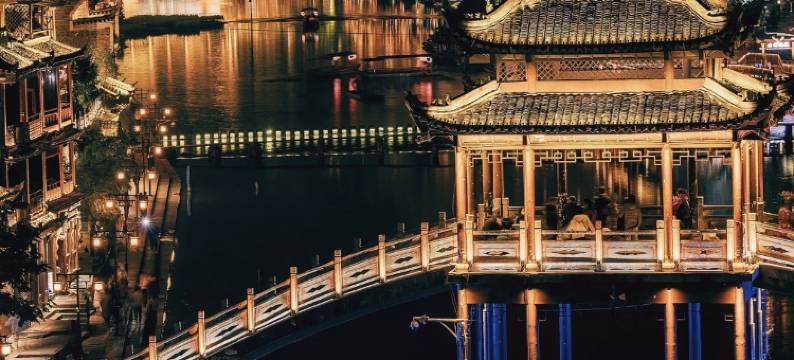 凤凰拾光·童年｜沱江180度夜景｜古城江景民宿图片