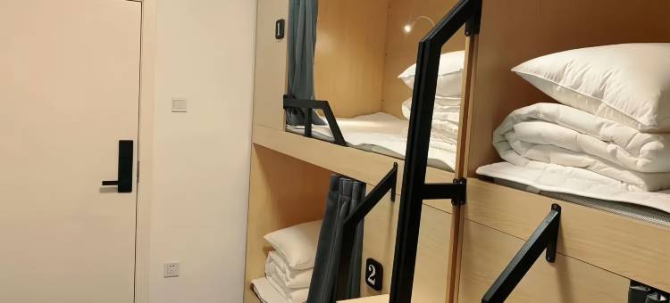 虫虫太空舱国际青旅(岗厦地铁站店)图片