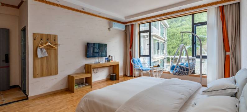 四姑娘山山与民宿图片