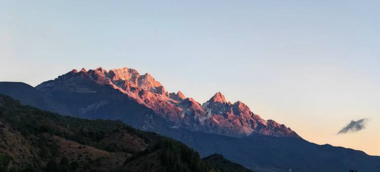 雪隐.日照金山.雪山田野度假民宿图片
