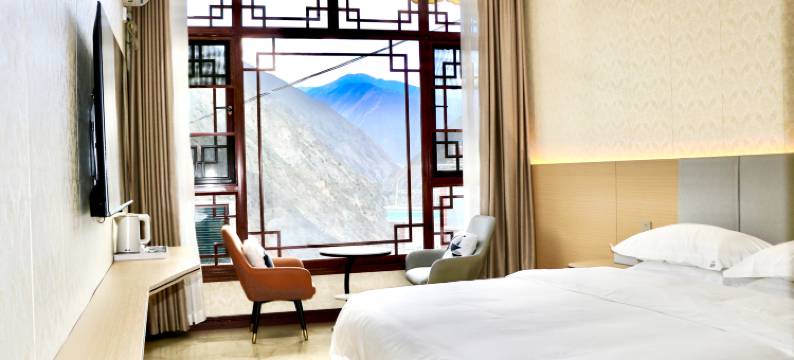 察隅工布云边酒店图片