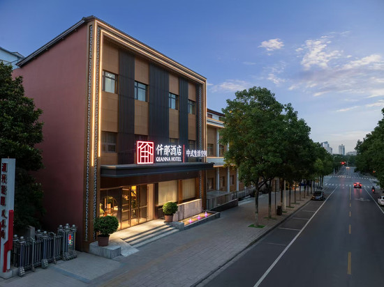 仟那酒店(平顶山白龟湖国家湿地公园市政府店)