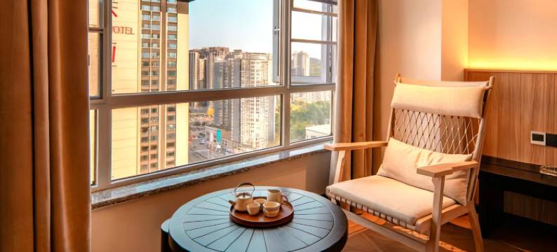 柒月·新屿设计师全智能民宿(乐山高铁站店)图片