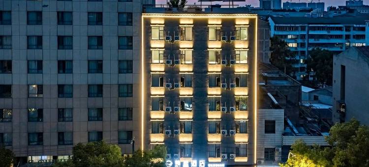 本色电竞民宿(仙桃新天地国际大广场客运站店)图片