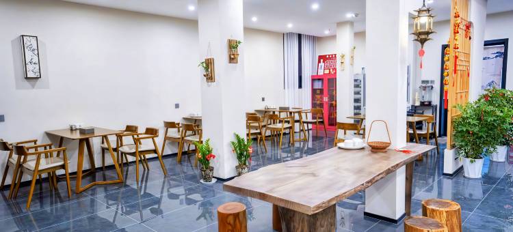 君到君山里民宿(老君山中灵索道店)图片