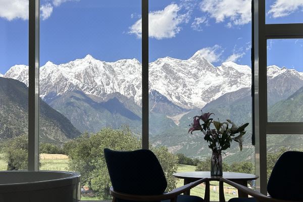 选择房间装修:2021桃花韵酒店位于西藏林芝市国家5a级景区内,坐落(被