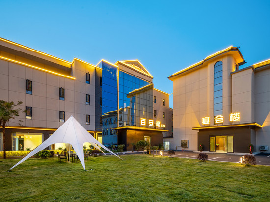 罗山宝城智选大酒店(西亚美悦商业广场店)