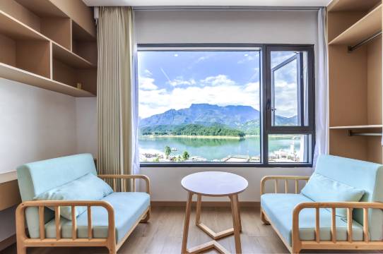 悦享·栖景Horizon揽湖露台影音美宿(雅女湖店)图片