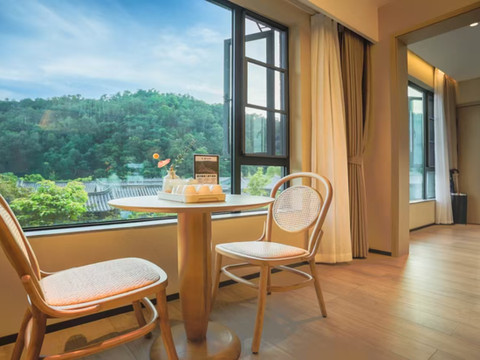 梁河隐澜温泉民宿(伴山云隐小镇店)