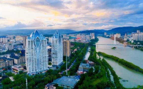 双塔之星假日酒店(泼水广场江边夜市店)