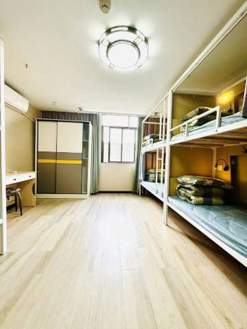 魔盒青旅(新国际博览中心芳华路地铁站店)