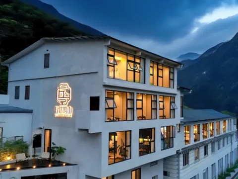 丘沫·设计师观景Villa民宿(康定情歌广场溜溜城店)