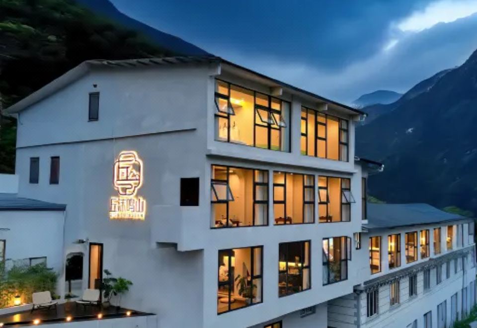 丘沫·设计师观景Villa民宿（康定情歌广场溜溜城店）外景图