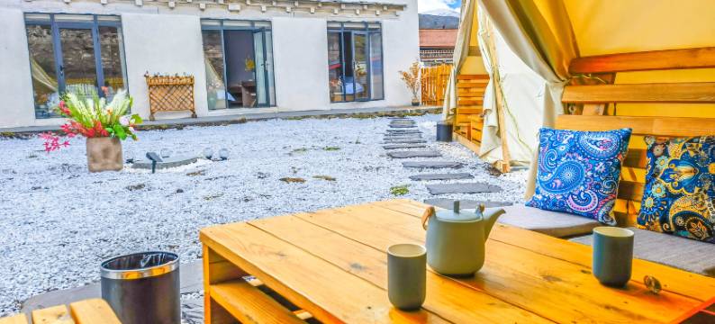 冷噶措行山迹野奢民宿图片