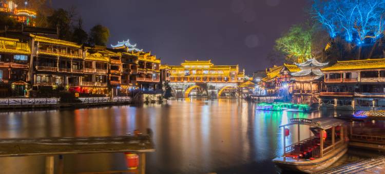 景宿梦澜·茶言听雨智能江景民宿(凤凰古城景区南华桥店)图片