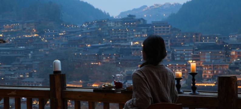 西江明宿枫香油画艺术轻奢民宿图片