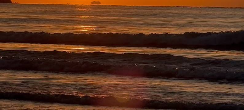 破晓观海日出海边露营民宿图片