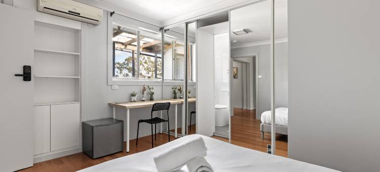 皮克赫斯特位置便利明亮简约客房家庭旅馆(Light & Simple Rooms in Convenient Peakhurst Location)图片