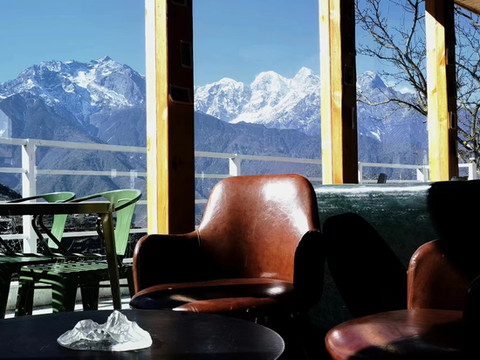 泸定归山牧云民宿