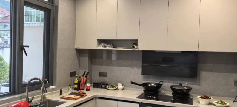 安吉水墨山川亲子私汤度假美宿(云上草原熊猫部落探险乐园店)图片