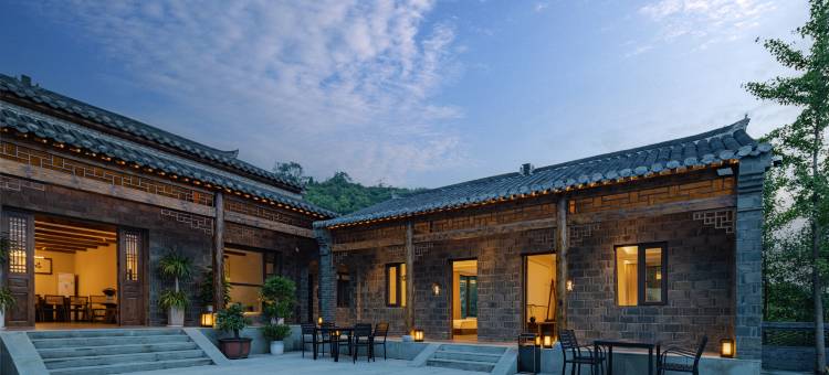 半山云舍·侘寂风半山观景度假中古合院谧花园(武当山景区店)图片