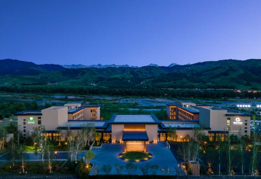 那拉提绿发智选假日酒店外景图