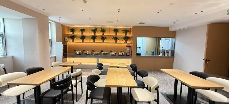 方城英达酒店(亚龙国际商博城东门店)图片