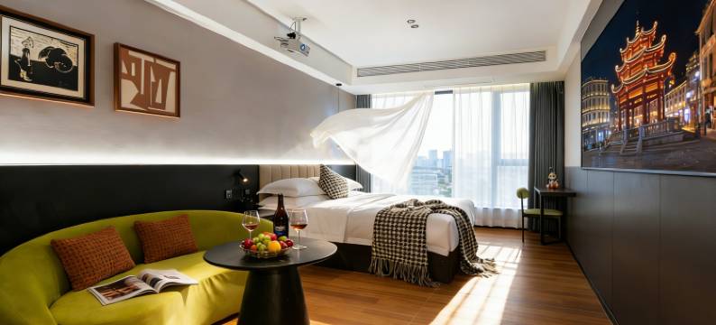 沐光逸居•SUN KISSED EASED•墨韵雅奢设计师酒店(汕头高铁站店)图片