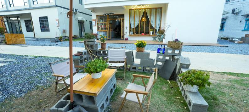 古龙峡畔山居图片