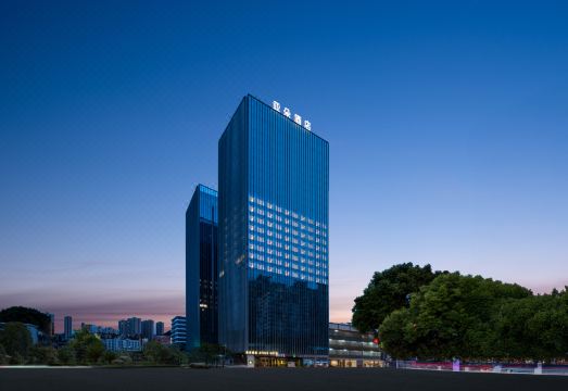 六盘水高铁站人民路亚朵酒店外景图