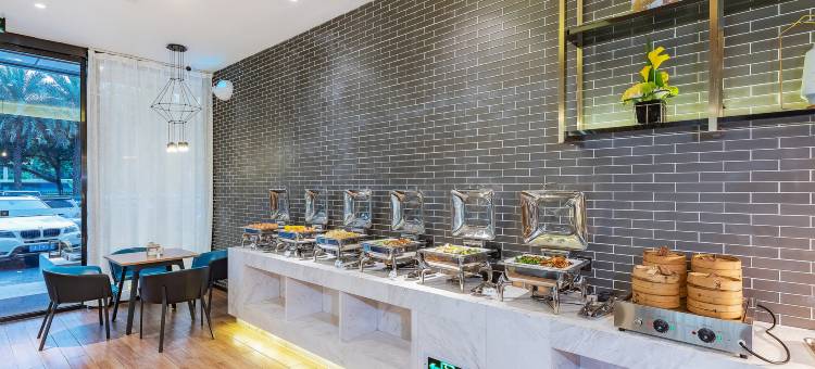 南宁青秀南湖地铁站亚朵酒店图片