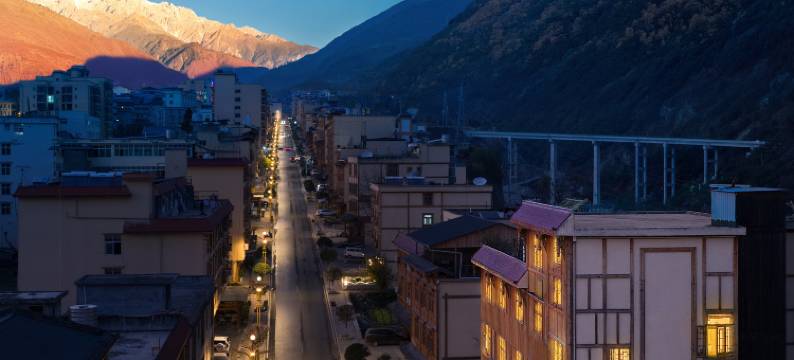 花原温泉酒店(磨西古镇店)图片