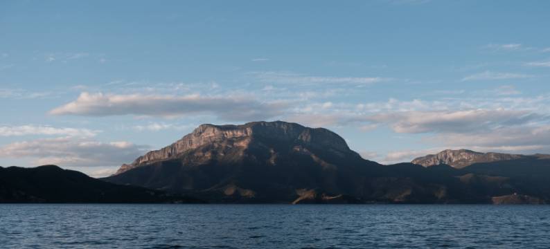 泸沽湖伴山隐宿湖景度假酒店图片