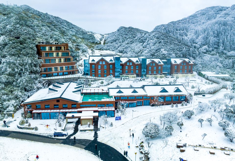 JINFO MOUNTAIN HOLIDAY HOTEL over view