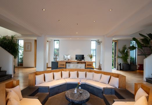 HuaJiu·Cheering House Hotel Overview