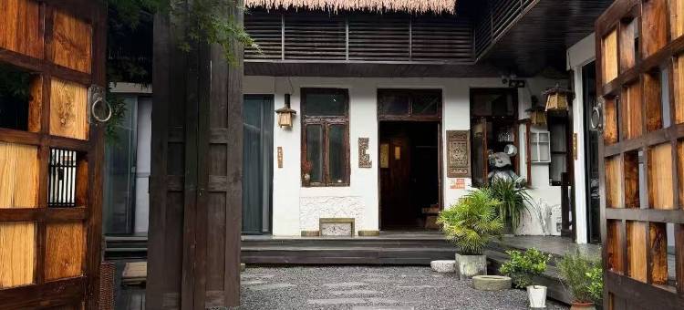 享·呆住民宿(兴义万峰林下纳灰民族文化广场店)图片
