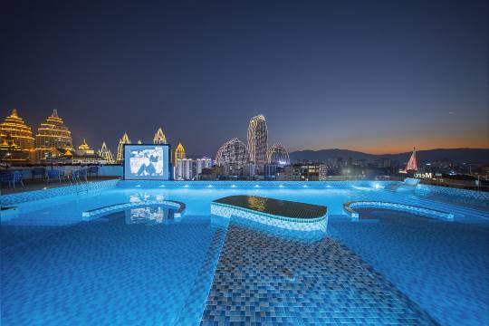 云锦美居高空泳池度假酒店(西双版纳景洪告庄星光夜市店)图片