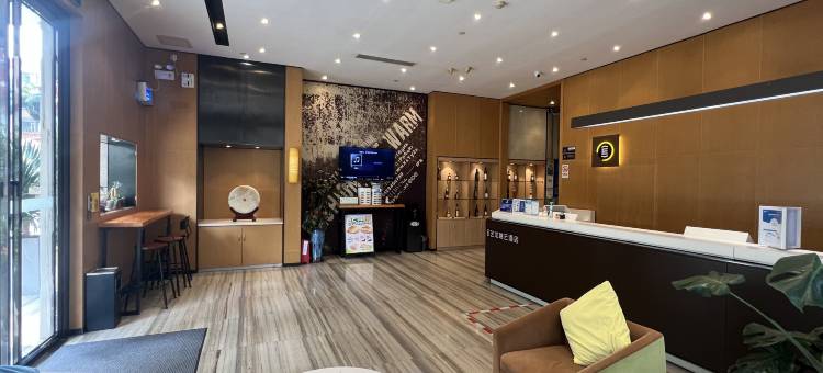 艺龙瑞云酒店(中山东凤凤巢湾步行街店)图片