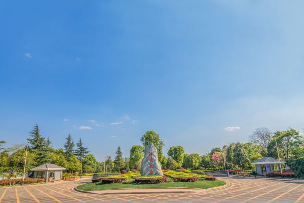 2011昆明海埂花园酒店位于昆明滇池之滨,环境优美,毗邻云南民族村